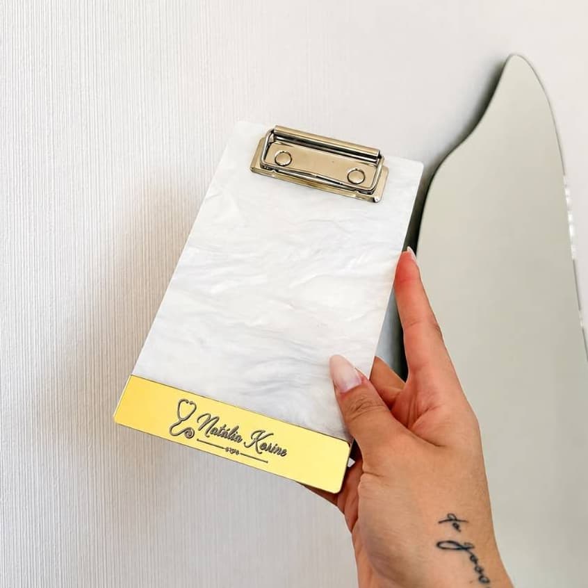 MINI PRANCHETA 10x15CM PERSONALIZADA EM ACRÍLICO MADREPÉROLA COM ESPELHADO PAPELARIA