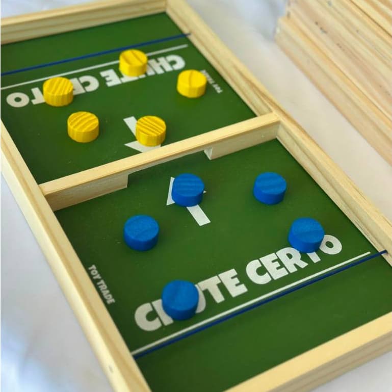 Chute Certo Jogo de Futebol com Elástico em Madeira para Coordenação e Diversão em Família Toy Trade