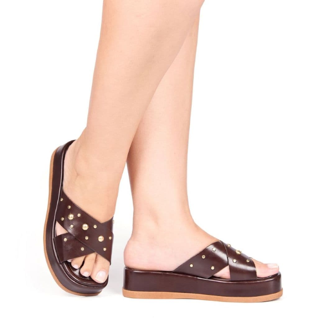 Papete Flatform Feminina Plataforma com Tachas Douradas e Tiras Cruzadas Confortáveis Promoção