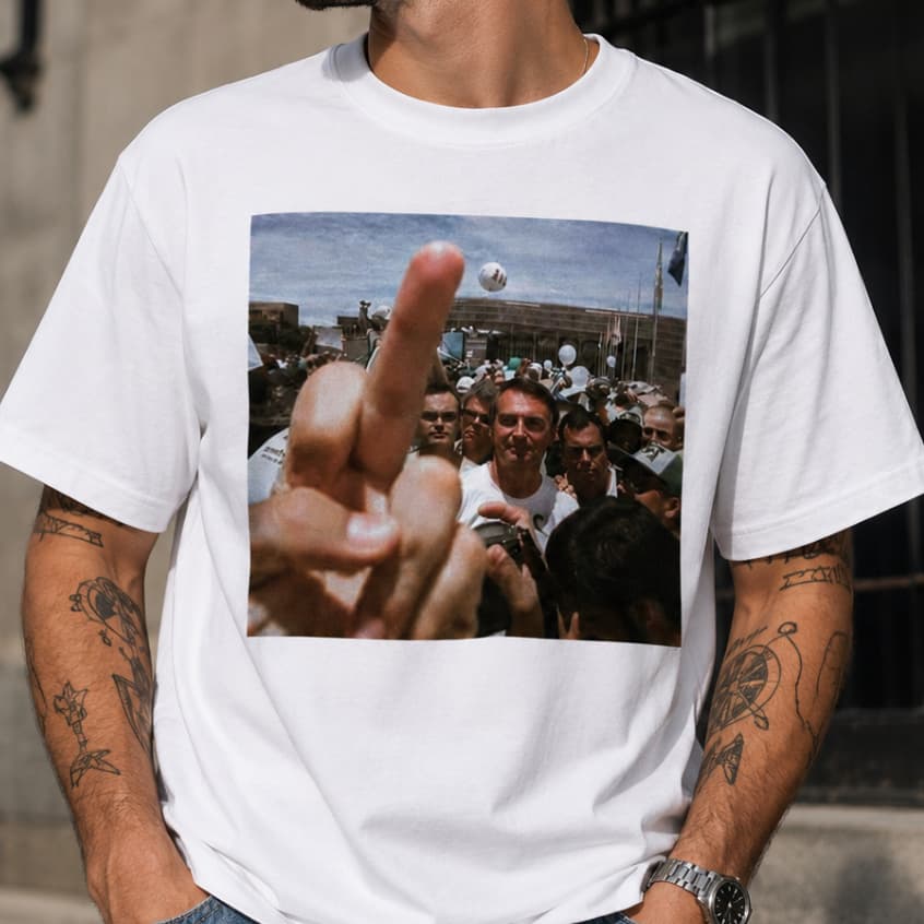 Camiseta Oversized Streetwear Estampa Protesto Dedo do Meio Unissex