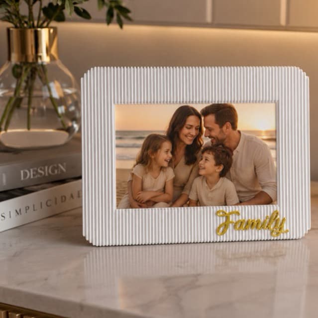 Porta-Retrato Family 10x15 Branco Decorativo – Moldura Moderna com Detalhe Dourado para Foto 10x15