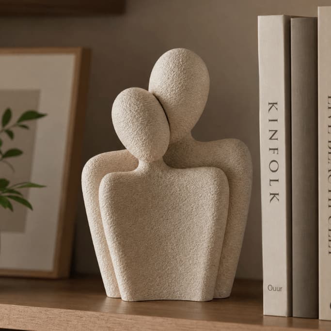 Escultura Casal em Abraço Minimalista Bege Decoração Moderna para Sala