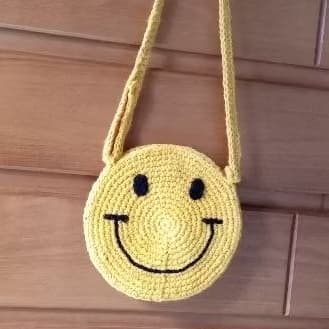 Bolsinha infantil Emoji Sorriso  de crochê