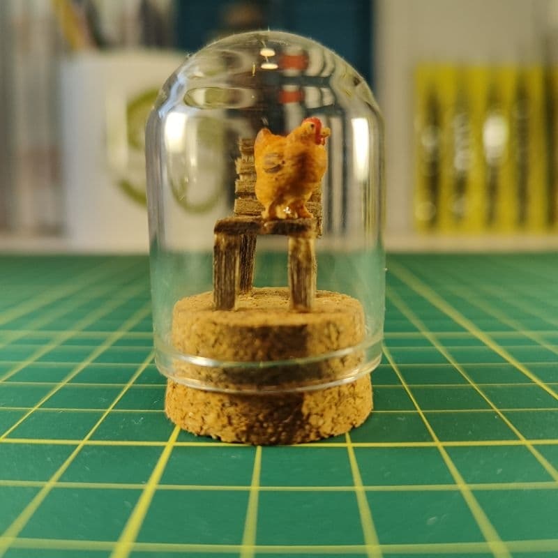 Diorama Galinha na Cadeira Miniatura Artesanal