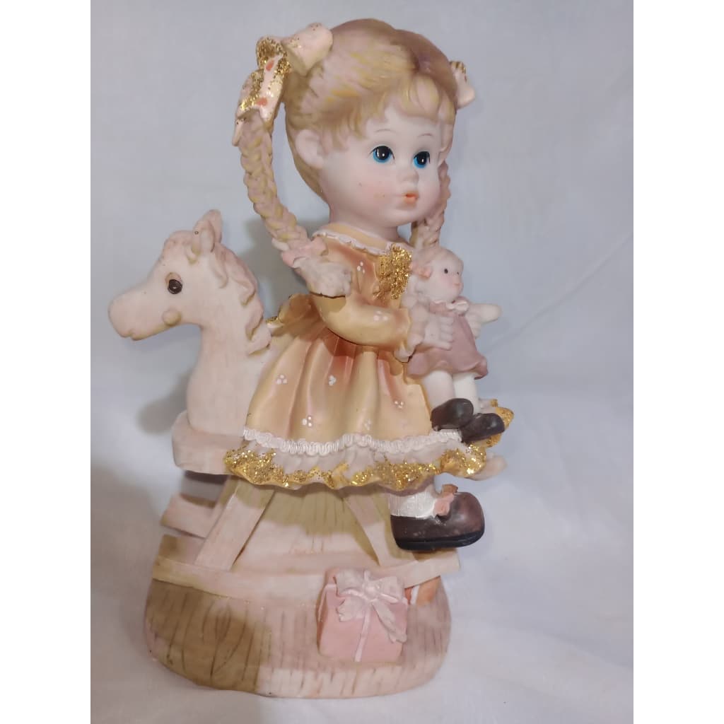 Estatueta em Resina Menina no Cavalinho de Balanço/Ler Descrição