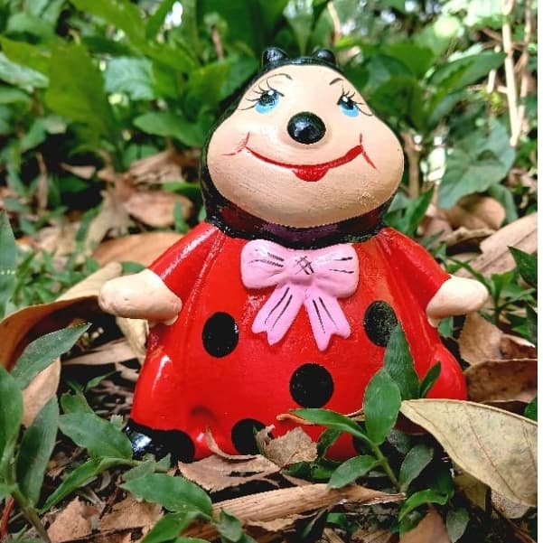 Joana Sentada  de cerâmica enfeite decoração de jardim Joaninha