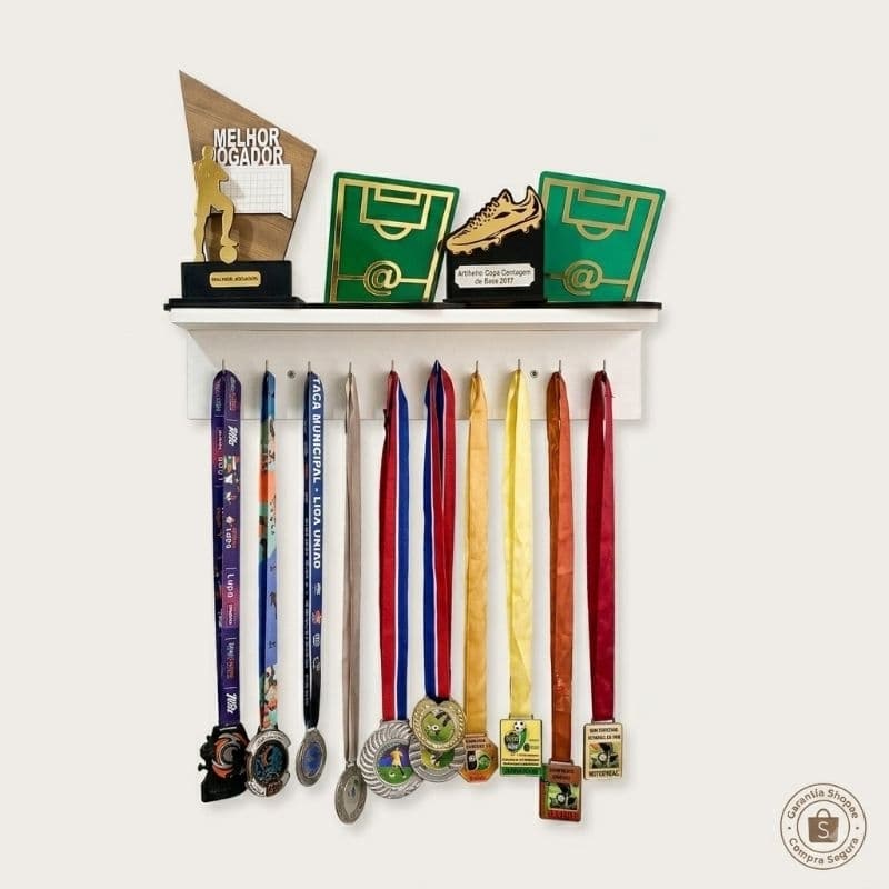 Prateleira Porta Medalhas Com Prateleira Para Trofeu em MDF Branco Com 10 Ganchos 50L x 12A x 10P Cm