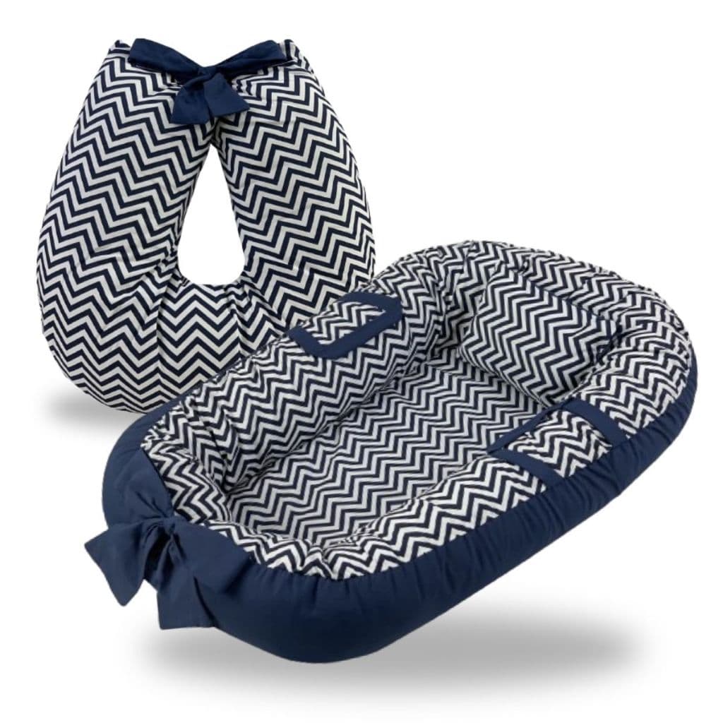 Ninho Redutor Berço com Almofada Amamentação 2 Peças Quarto Enxoval Bebê Menino Chevron Azul Marinho