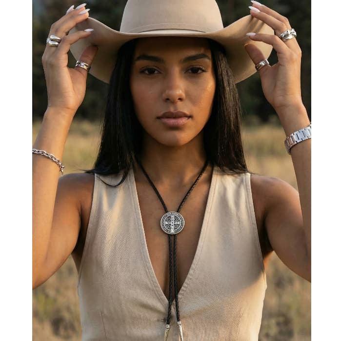 Colar Country Feminino Gravata Religioso Medalha São Bento Rustico