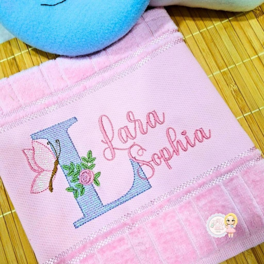 Toalhinha Bordada com INICIAL e NOME personalizado.