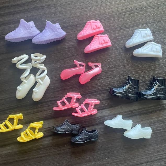 Kit de 5 e 10 Pares de Sapatos, Sapatilhas e Botas Para Bonecas Pés Retos