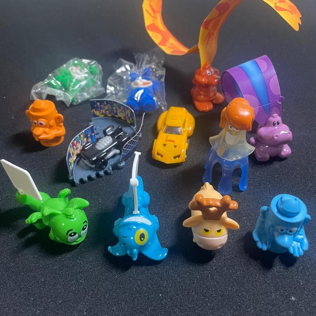 Kinder Ovo miniaturas colecionáveis raros antigo variados com cápsulas e encartes