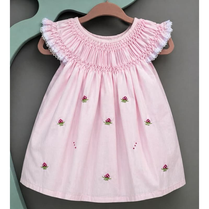 Vestido Infantil Casinha de Abelha bordado (tamanho M veste 4 a 10 meses)