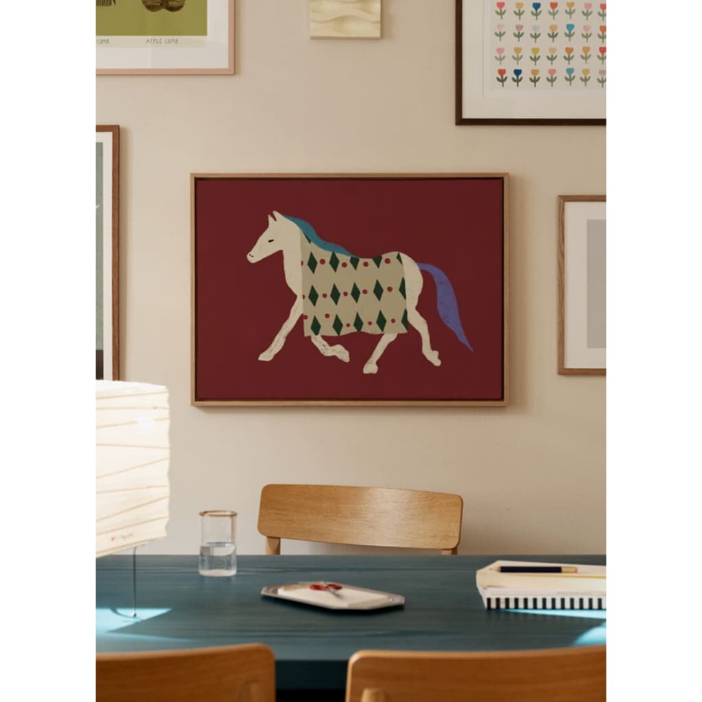 Quadro Decorativo Cavalo Branco com Manta Xadrez Fundo Vermelho Quarto Sala Moldura e Vidro