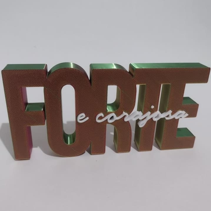 Letreiro Decorativo “Forte e Corajosa” – Efeito Tricolor