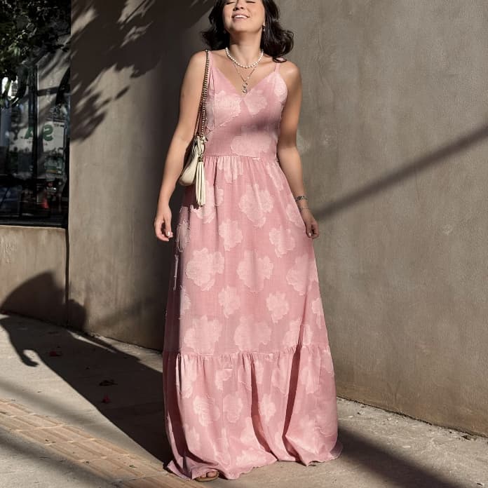 Vestido Longo Feminino em Jacquard Floral com Alças Finas e Decote V