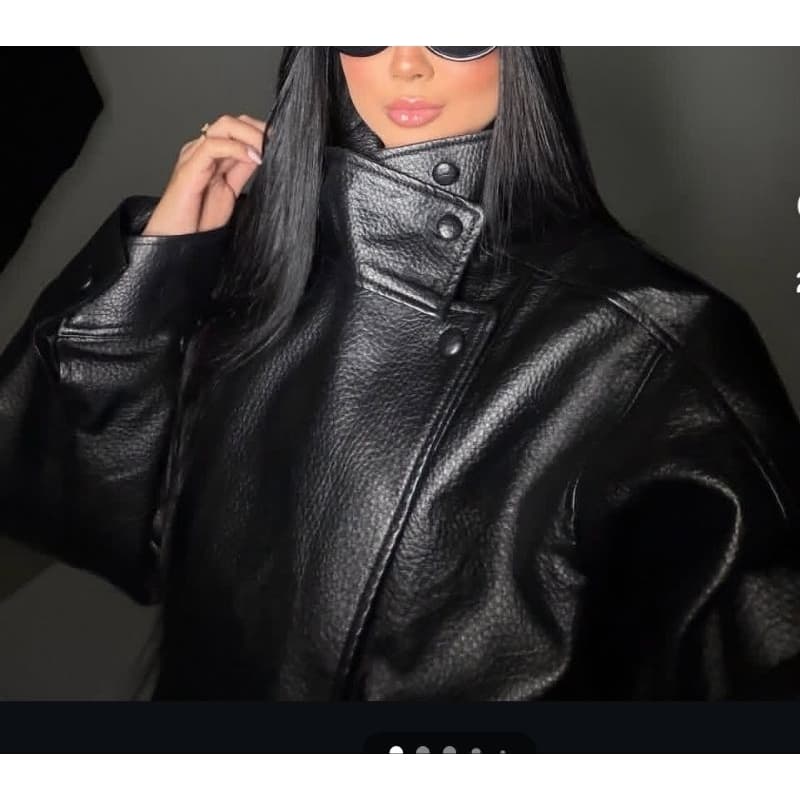 Jaqueta estilo biker de gola alta e manga ampla com passantes no ombro e punho. Bolsos embutidos nas laterais