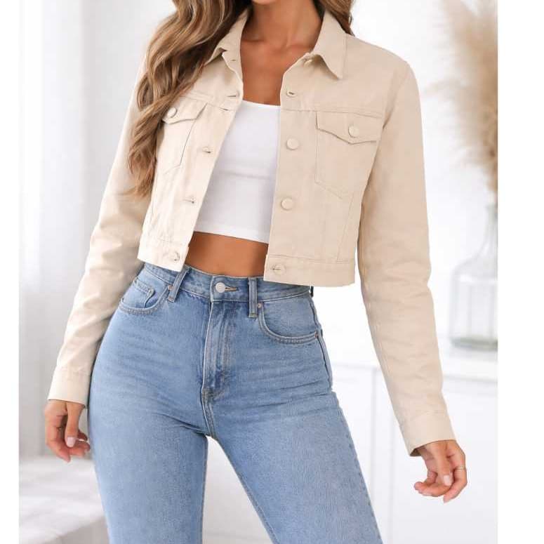 Jaqueta Feminina Cropped Bege com Botões Forrados – Sarja Estilo Jeans Moderna
