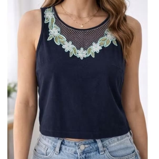 Blusa Azul Marinho de Brechó com Bordado e Fecho de Botões nas Costas - Tamanho PP/P - Peça Única | R24,99