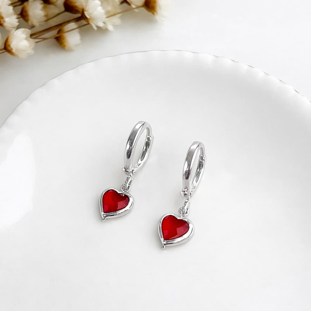 Brinco Argola Banhado a Prata 925 com Coração Vermelho  Zircônia – Semijoia Feminina