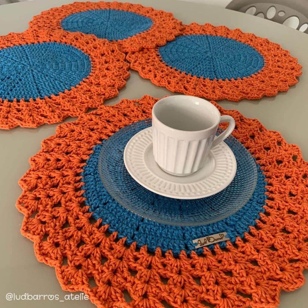 Jogo com 4 Sousplats em Crochê para jantar / Jogo Americano em crochê azul turqueza e laranja / Sousplat 38cm