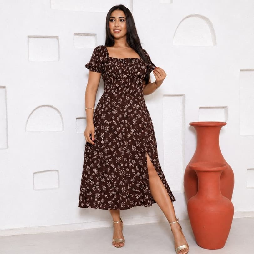 vestido midi plus size manga curta com forro, com fenda na frente e elastex nas costas