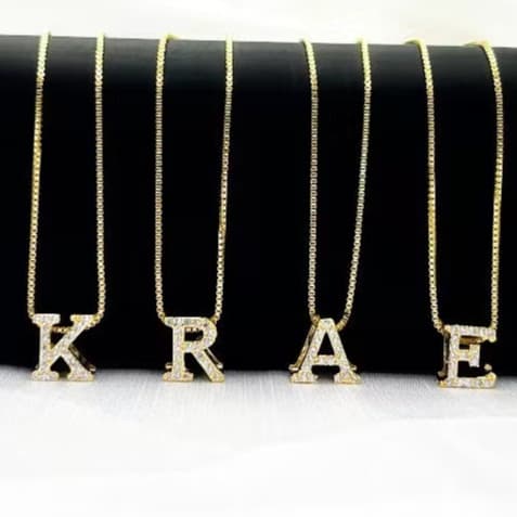 Colar Personalizado Letra Mini Cravejada Banhado Ouro 18K Um presente elegante e estiloso para usar no dia a dia.