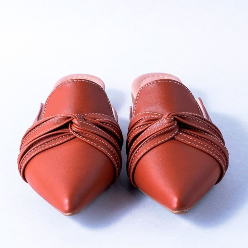 Mule Feminino Confort Alongado Bico Fino Caramelo Enfeite Ruga