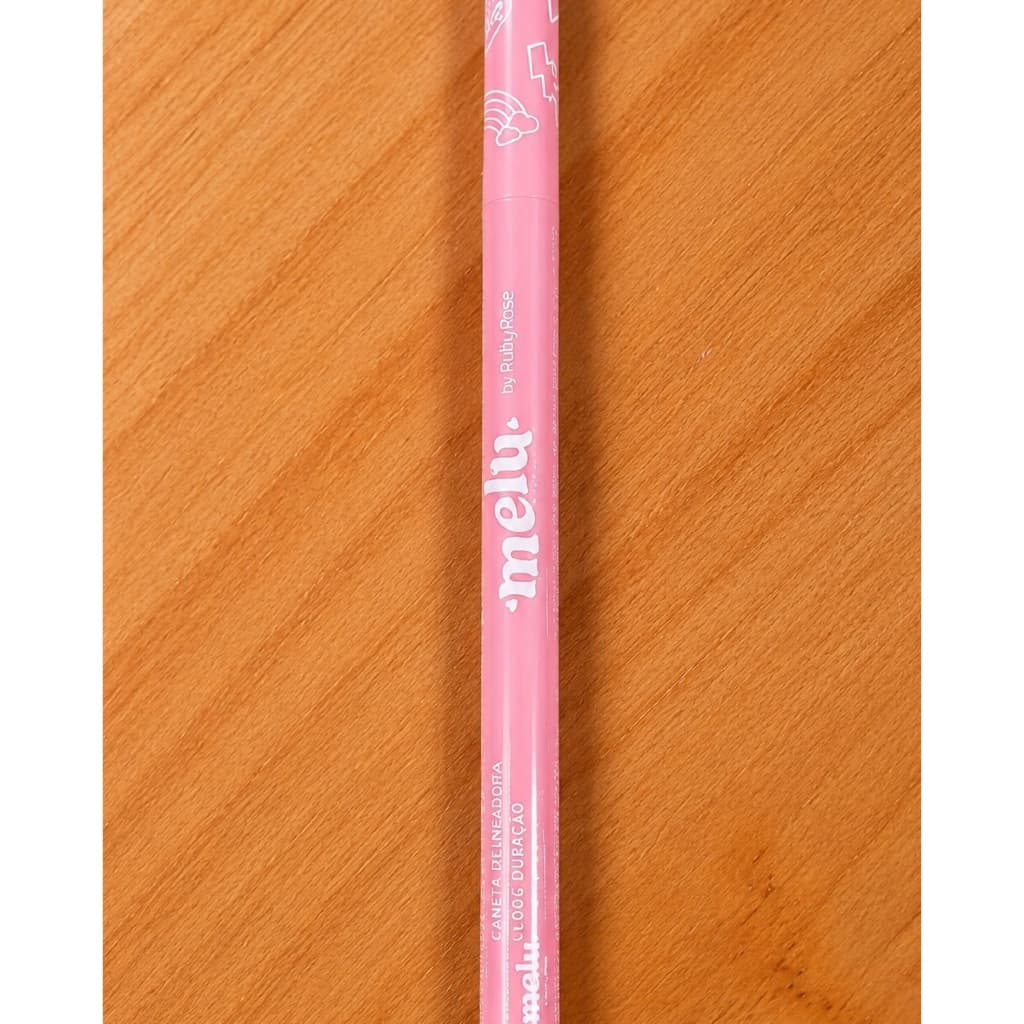 delineador em caneta rosa da linha Melu da Ruby Rose