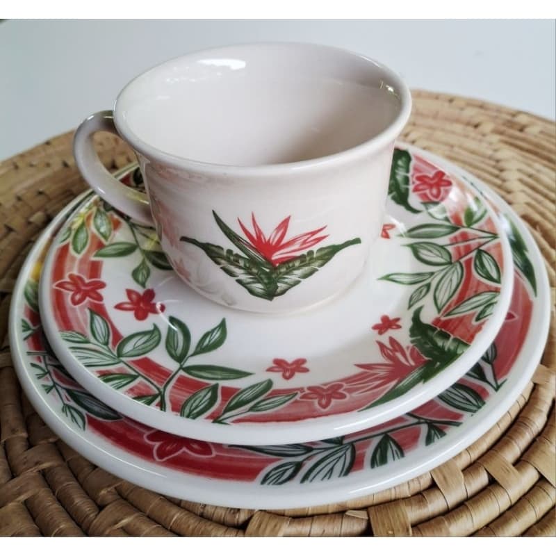 Xícara com pires e prato sobremesa porcelana