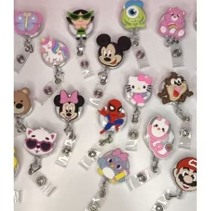 Kit Com 12 Crachás Retráteis Diversos Personagens - 12 Unidades Porta Crachás Ou Porta Cartões