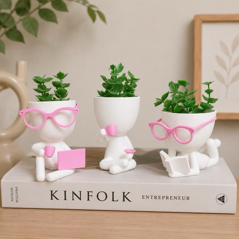 kit com 3 mini vaso de planta Decorativo artificial Robert Lendo Tomando café com notbook Cozinha sala banheiro casa