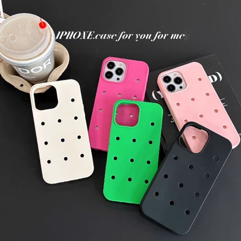 Capa de celular de cor sólida com furos + 4 acessórios aleatórios