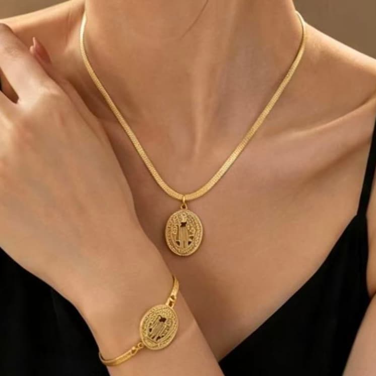 Kit Colar e Pulseira Femininos São Bento em Aço Inoxidável Dourado Corrente Flat Minimalista Joia Religiosa