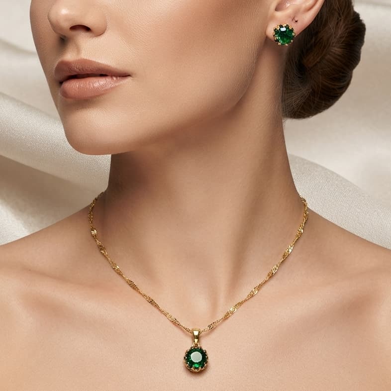 COLAR E BRINCO COM LINDA PEDRA  VERDE PARA FESTAS, OCASIOES ESPECIAIS E DIA A DIA PARA REALCAR A BELEZA NATURAL