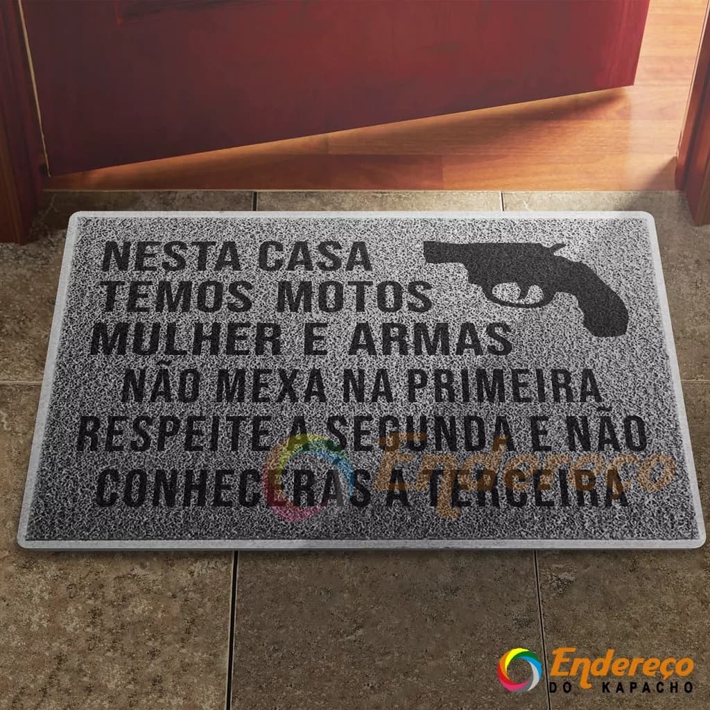 Tapete / Capacho Nesta Casa Temos Motos/Carro Mulher e Armas Direita Decoração Porta Quarto