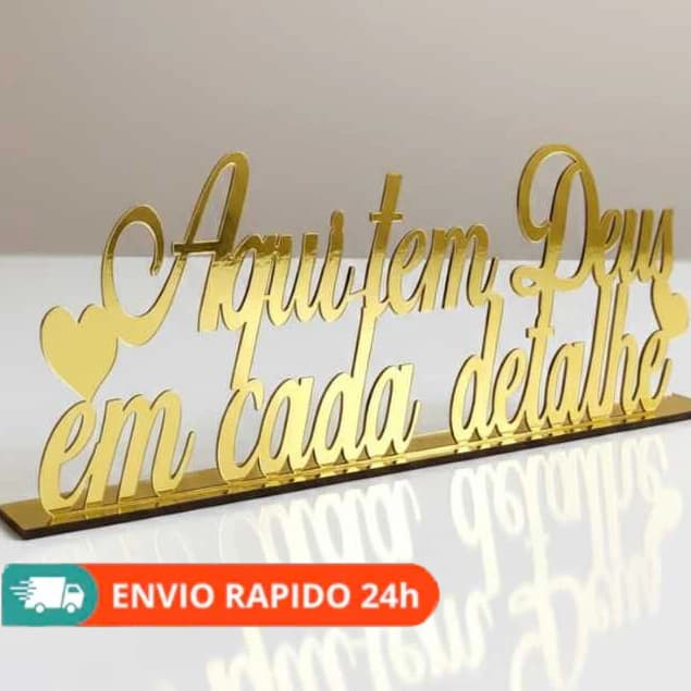 Frase AQUI TEM DEUS EM CADA DETALHE em mdf