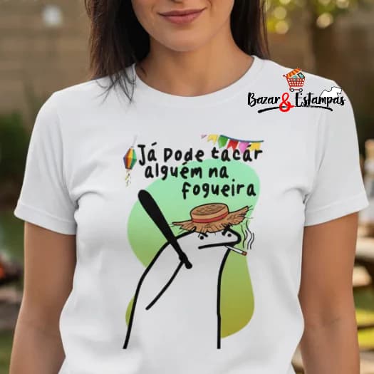 Camiseta Festa Junina Flork São João Já Pode Tacar alguém na Fogueira? Meme Caipira Arraiá Unissex