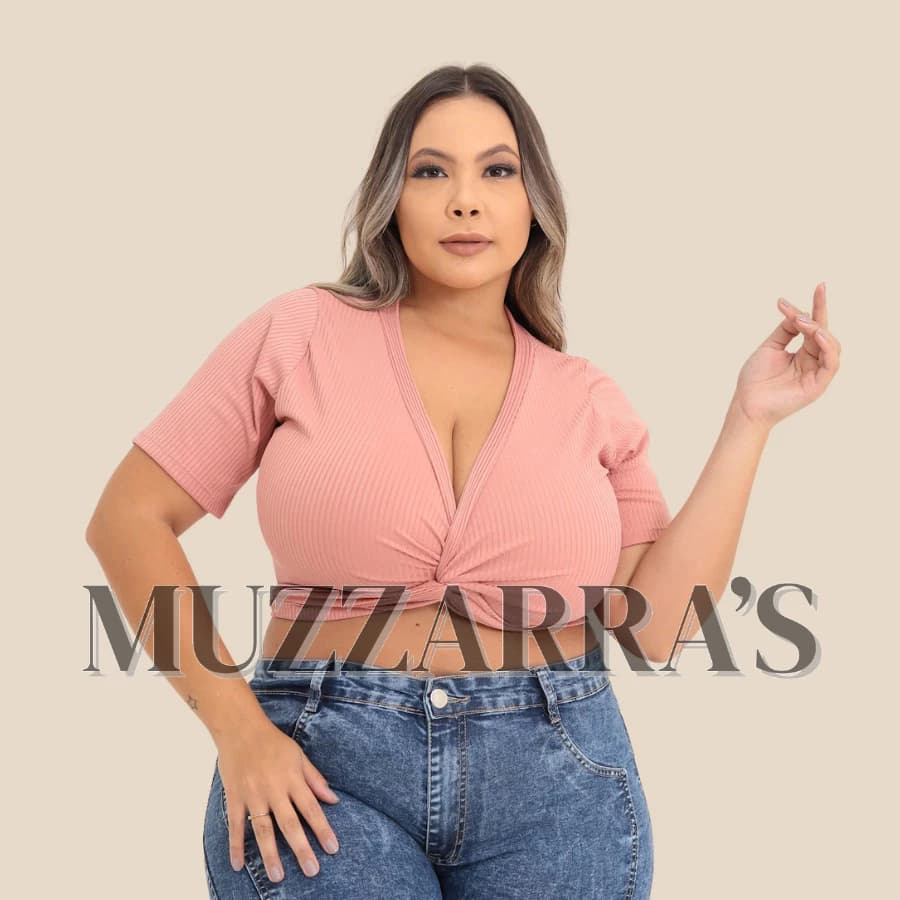 Cropped Com Amarração Transpassada Onça Plus Size Malha Canelada Decote