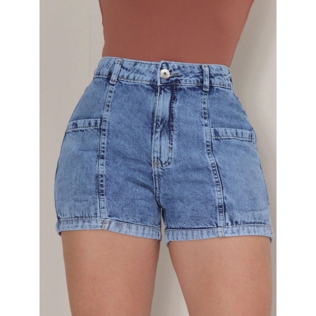 Shorts jeans femininos casuais com zíper, botão e bolsos. Modelo reto, com elástico na cintura, sem elastano.