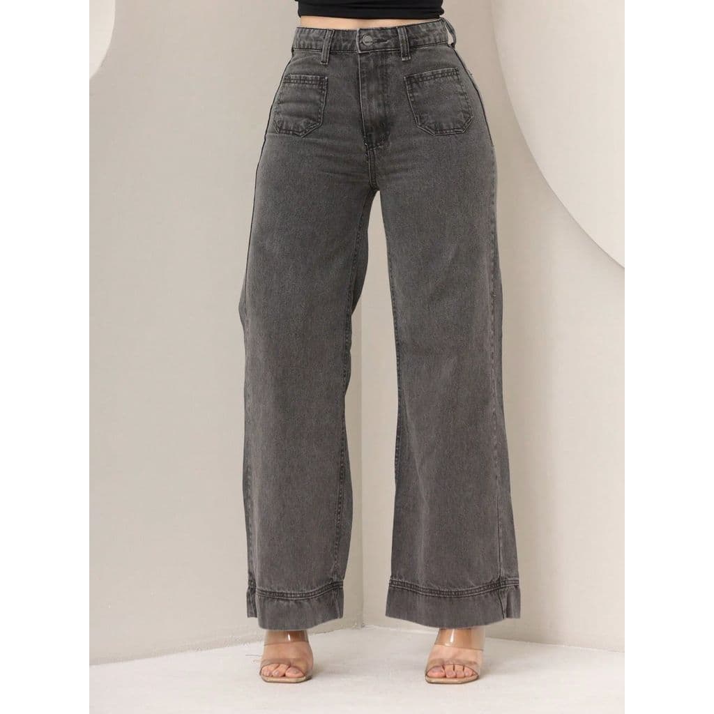 Calça jeans feminina casual cinza, de perna larga, com detalhes de botão e zíper, comprimento longo e sem elastano.