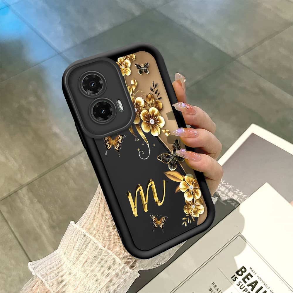 Capinha Estampa Letra Flor Para Motorola Moto G35 5G Capa Macia Silicone Preta Caso BTY 7493