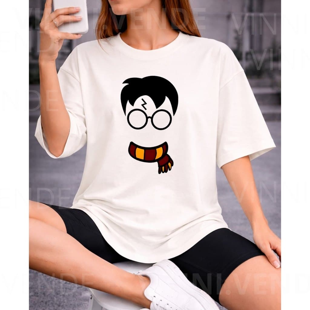 Camiseta Estampada Escolar Óculos Redondos e Cachecol