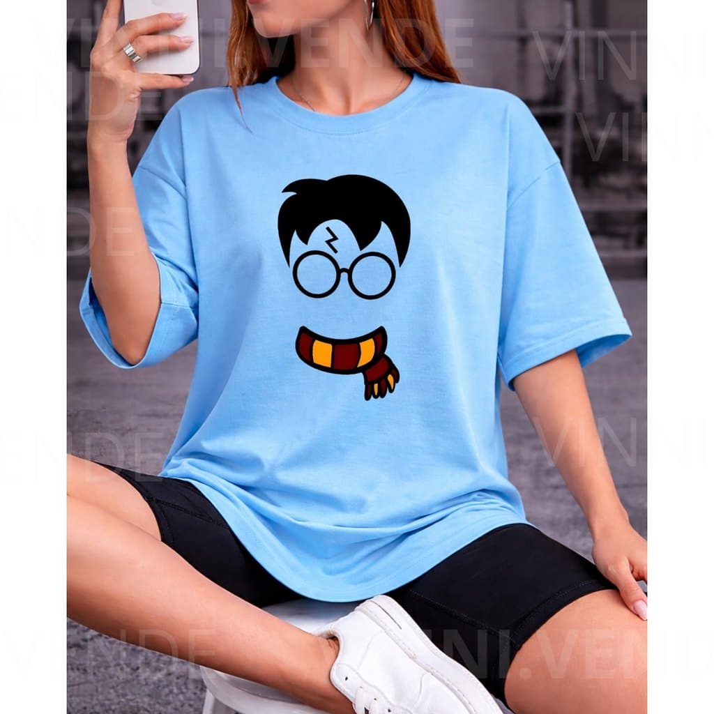 Camiseta Unissex Estampa Mágica com Óculos e Cachecol