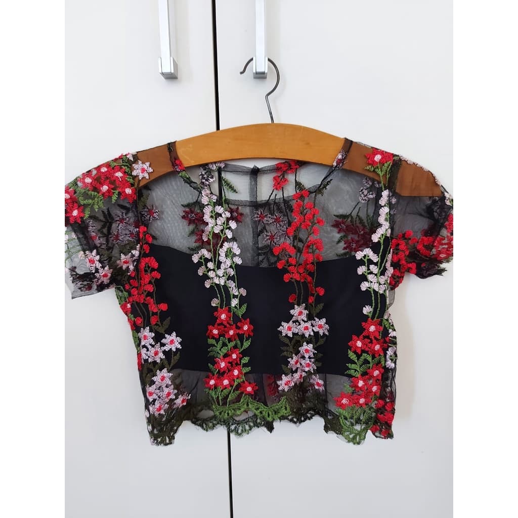 Cropped Branco/Cropped bordado/Camisa de botão/Short/Cropped Ciganinha
