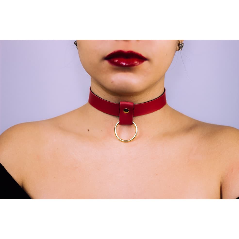 Choker FABIANE Vermelho Aveludada Colar Gargantilha com Argola Dourada Cosplay
