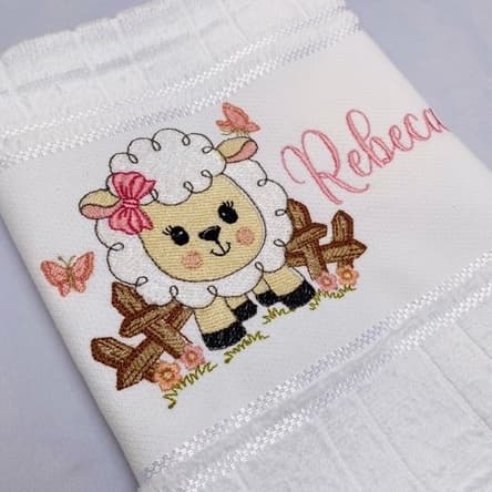 Toalha Bordada Personalizada Ovelha Cenario Fazenda com Nome
