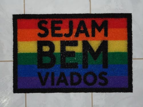 Tapete Capacho Bandeira Lgbt , Sejam Bem Viados 60x40cm