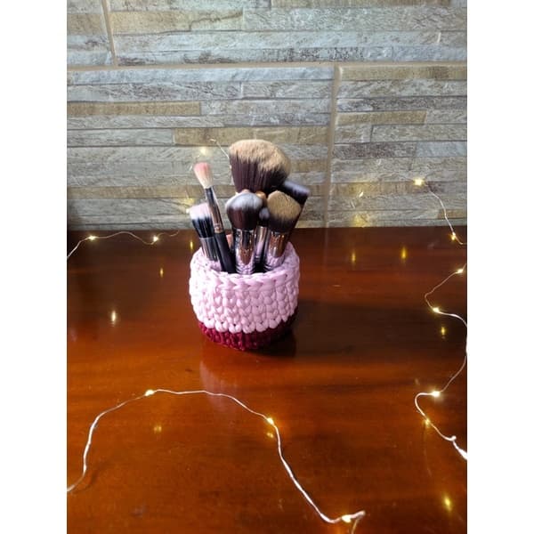 cachepô de fio de malha feito à mão com muito carinho, produto artesanal