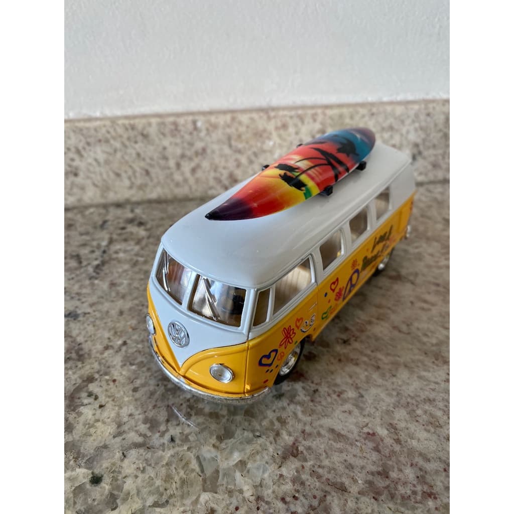 Miniatura Kombi Perua- com prancha de surf, escala 1:32